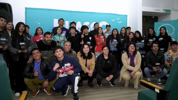 Municipalidad de Huasco entregó 25 Becas Deportivas "Hugo Durán Tevez" a destacados deportistas de la comuna