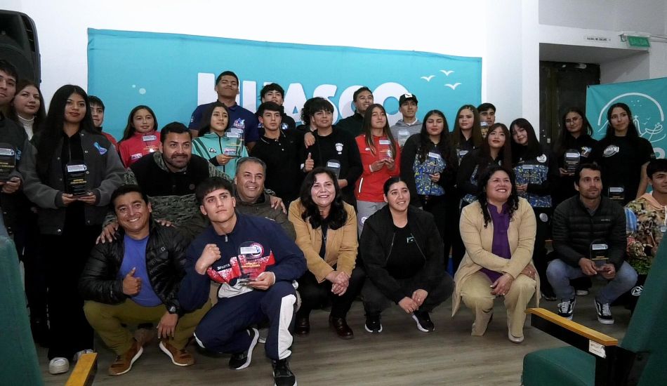 Municipalidad de Huasco entregó 25 Becas Deportivas "Hugo Durán Tevez" a destacados deportistas de la comuna